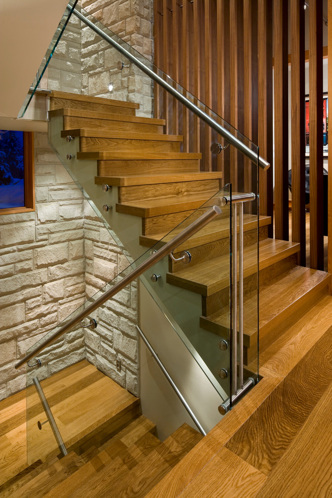 Exemple d'un escalier montagne en U de taille moyenne avec des marches en bois, des contremarches en bois et éclairage.