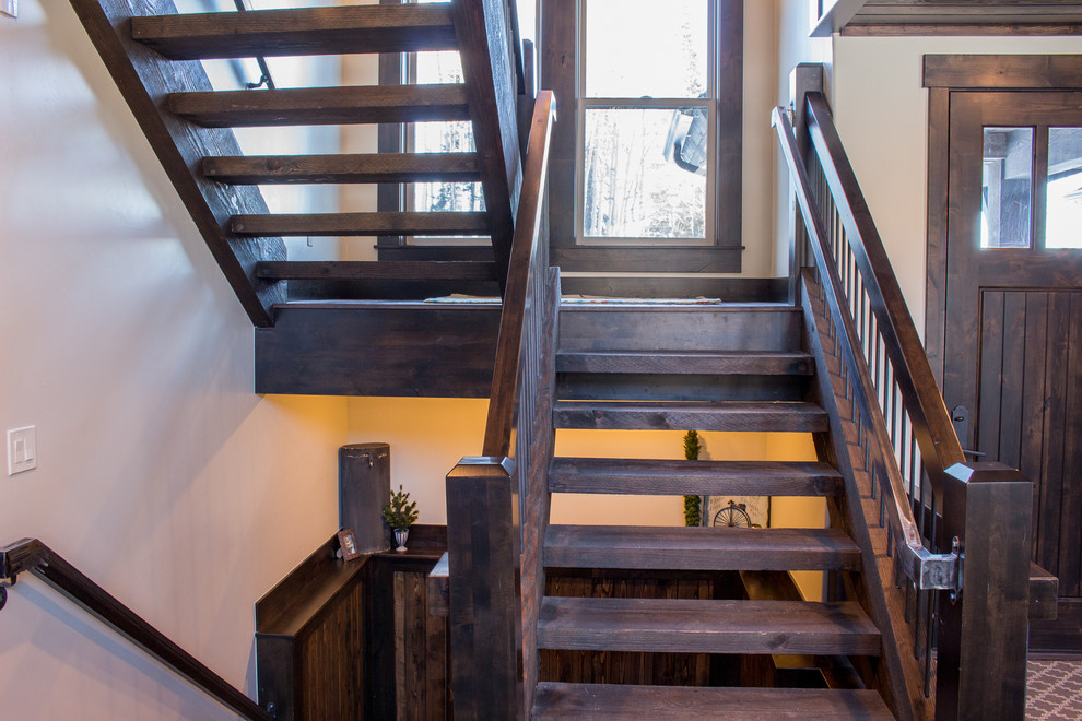 Cette photo montre un escalier sans contremarche craftsman en L de taille moyenne avec des marches en bois.