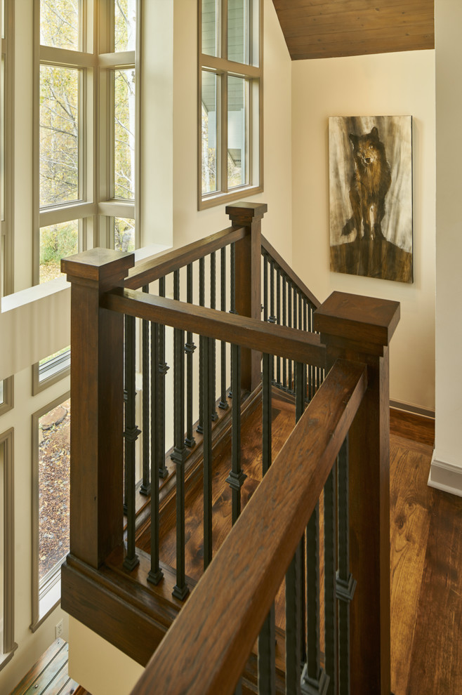 Modelo de escalera recta de estilo americano de tamaño medio con escalones de madera y contrahuellas de madera