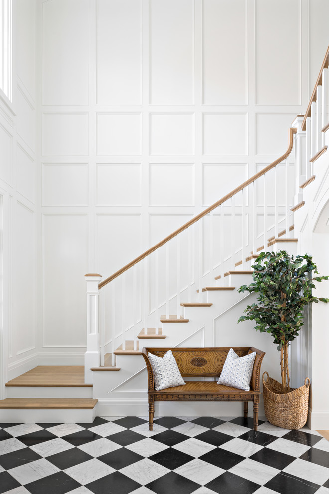 Идея дизайна: п-образная лестница в классическом стиле с деревянными ступенями, крашенными деревянными подступенками и деревянными перилами