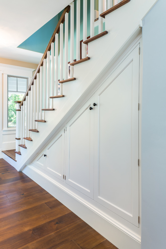 Ejemplo de escalera recta de estilo de casa de campo de tamaño medio con escalones de madera y contrahuellas de madera pintada