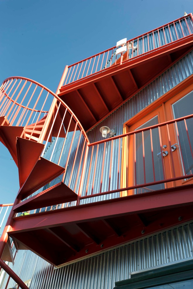 Свежая идея для дизайна: большая винтовая металлическая лестница в стиле модернизм с металлическими ступенями - отличное фото интерьера