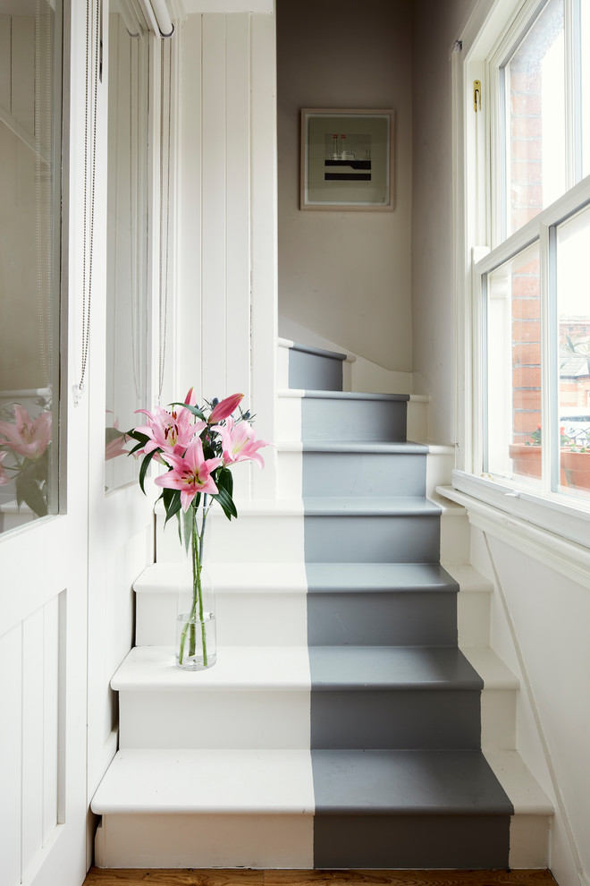 На фото: маленькая угловая лестница в скандинавском стиле с деревянными ступенями и крашенными деревянными подступенками для на участке и в саду