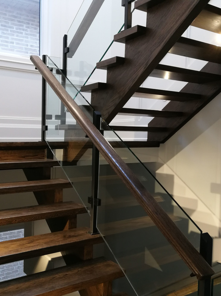 Gerade Klassische Treppe mit Holz-Setzstufen in Toronto