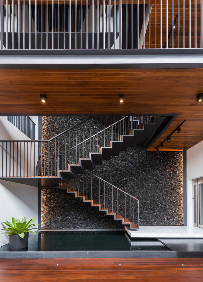 Diseño de escalera en U contemporánea con escalones de madera y contrahuellas de madera