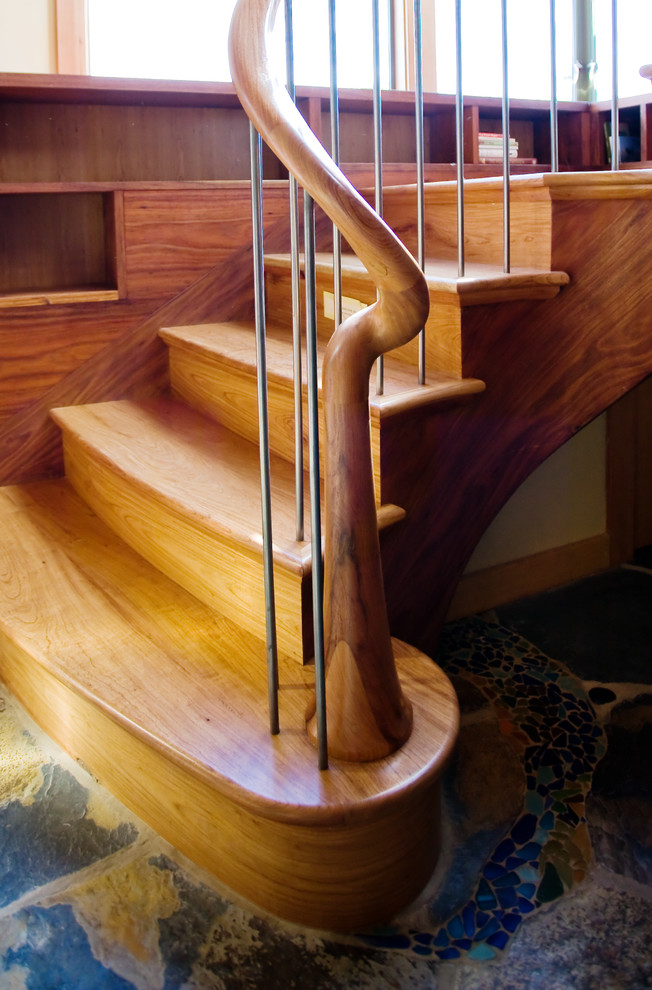 Idée de décoration pour un escalier bohème en U de taille moyenne avec des marches en bois et des contremarches en bois.