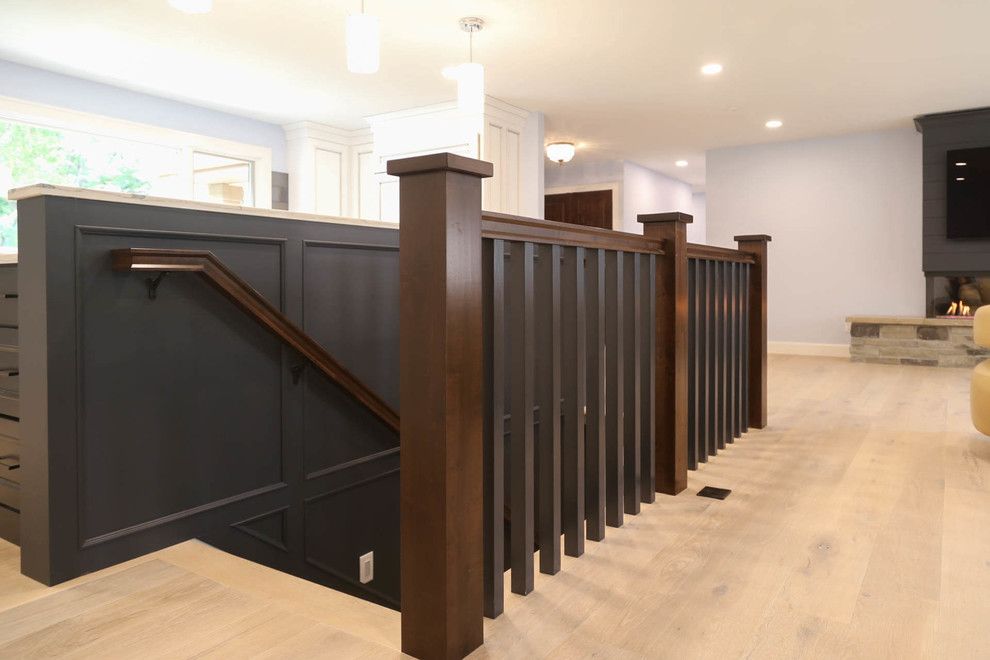 Modelo de escalera recta clásica renovada de tamaño medio con escalones enmoquetados, contrahuellas enmoquetadas y barandilla de madera