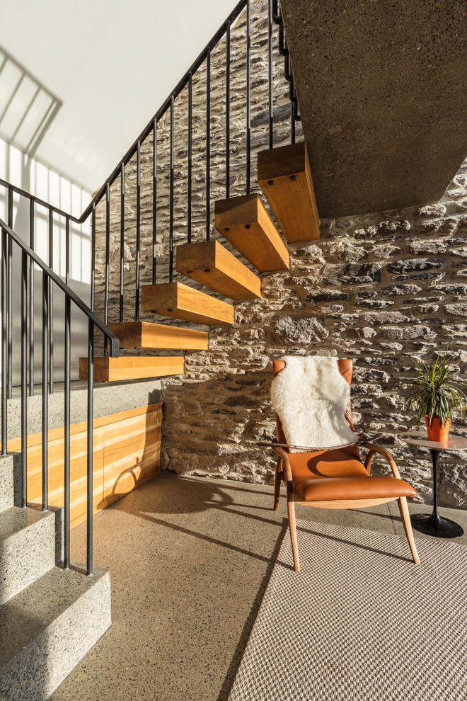 На фото: п-образная лестница в современном стиле с деревянными ступенями и металлическими перилами без подступенок с
