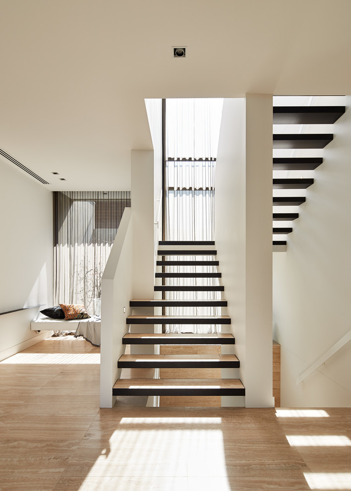 Moderne Holztreppe in U-Form mit offenen Setzstufen in Melbourne