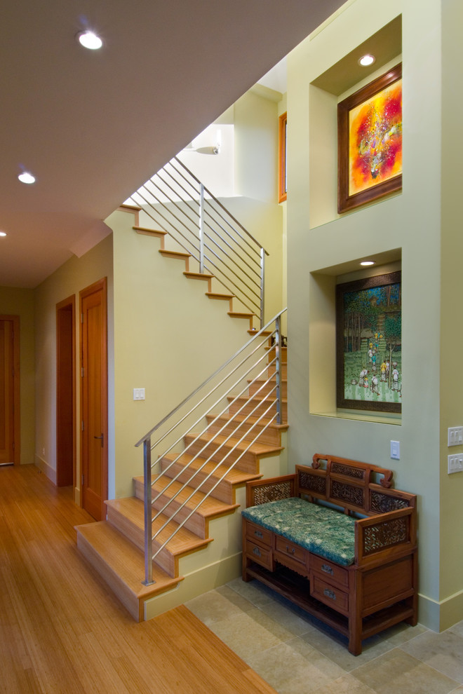 Imagen de escalera en U actual con escalones de madera y contrahuellas de madera