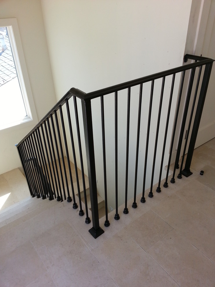 Пример оригинального дизайна: п-образная лестница среднего размера в стиле модернизм с ступенями из плитки, подступенками из плитки и металлическими перилами