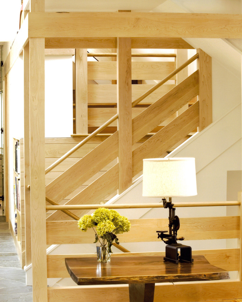 他の地域にある高級な広いトラディショナルスタイルのおしゃれな階段 (木の蹴込み板) の写真