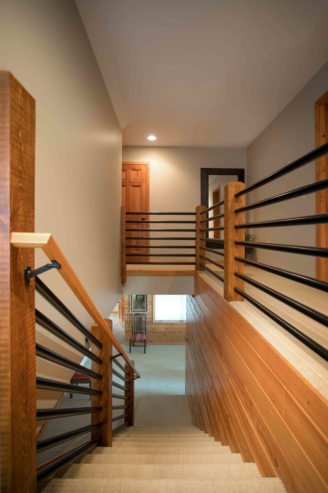 На фото: прямая лестница в стиле рустика с ступенями с ковровым покрытием, ковровыми подступенками и перилами из смешанных материалов