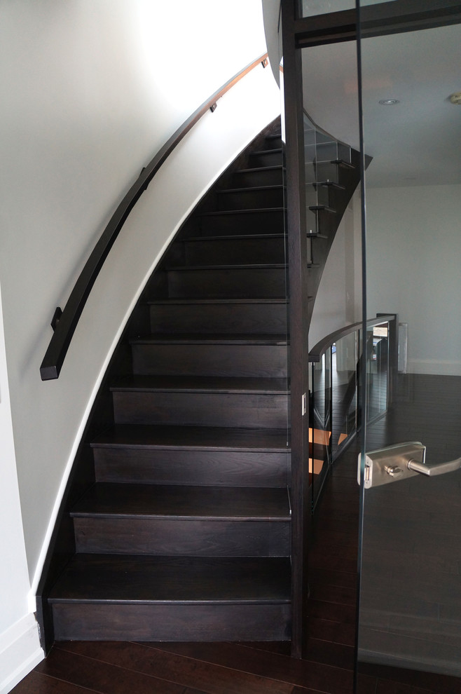 Стильный дизайн: прямая лестница среднего размера в стиле модернизм с крашенными деревянными ступенями без подступенок - последний тренд