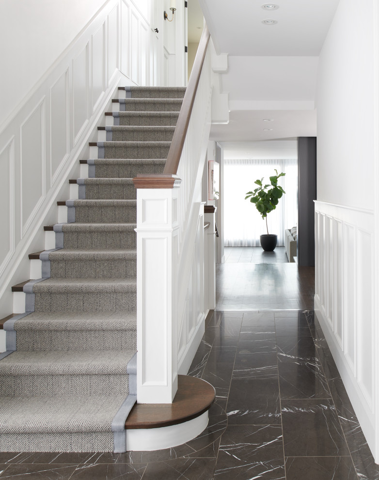 Idée de décoration pour un escalier peint droit design de taille moyenne avec des marches en bois.