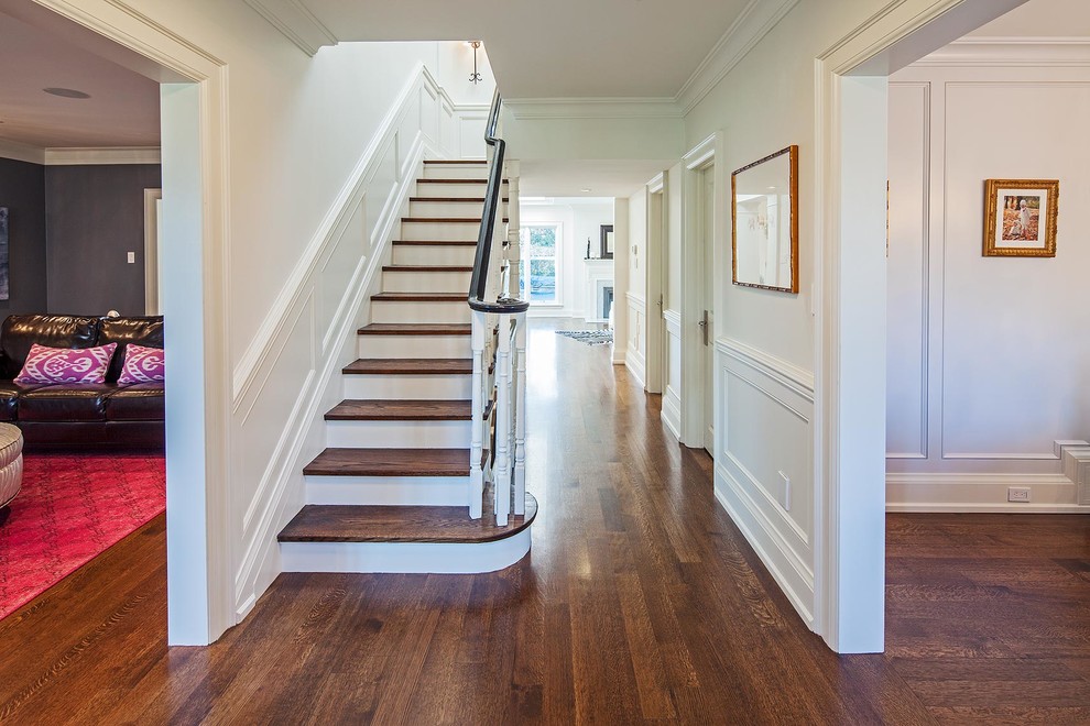 Стильный дизайн: большая прямая лестница в классическом стиле с деревянными ступенями и крашенными деревянными подступенками - последний тренд