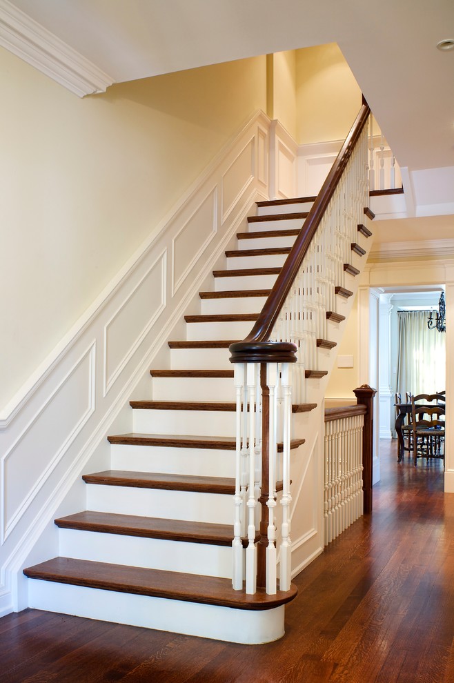 Идея дизайна: п-образная лестница среднего размера в классическом стиле с деревянными ступенями, крашенными деревянными подступенками и деревянными перилами