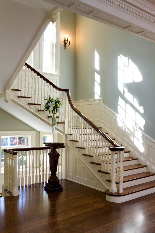 Idée de décoration pour un grand escalier peint tradition avec des marches en bois.