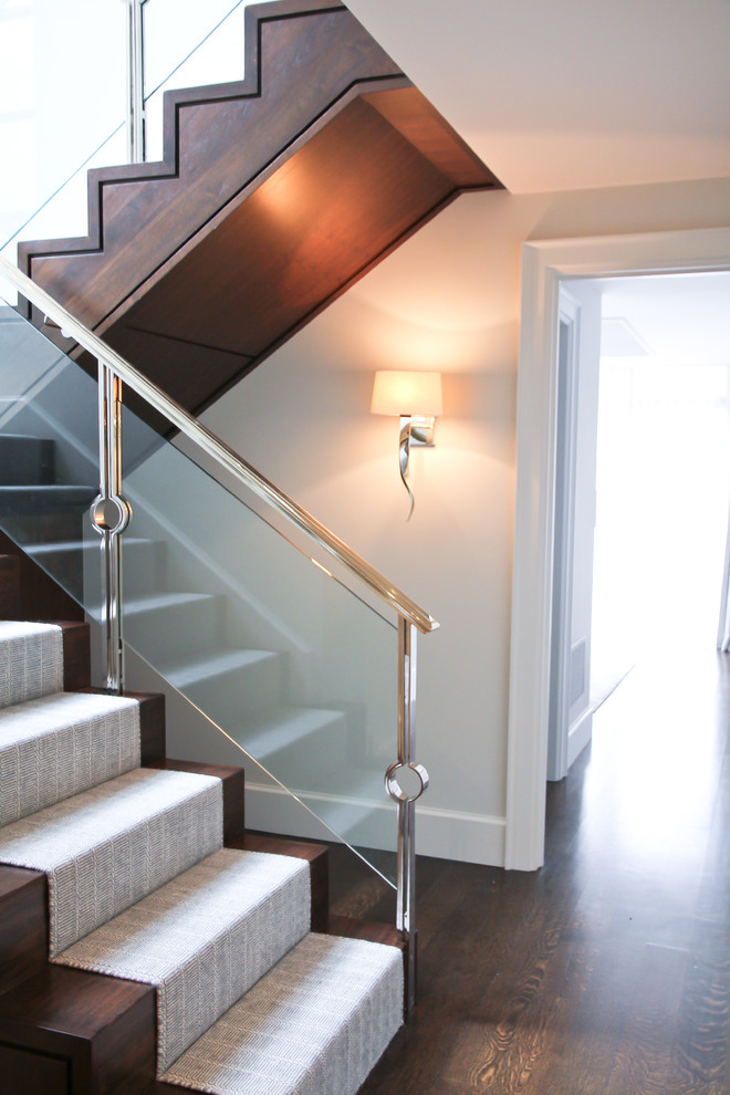 Idée de décoration pour un escalier droit design de taille moyenne avec des marches en moquette et des contremarches en moquette.