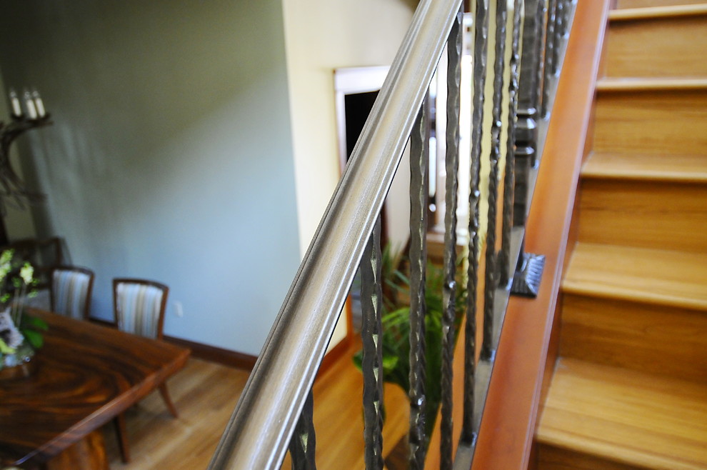 Foto di una scala a "U" tropicale di medie dimensioni con pedata in legno, alzata in legno e parapetto in metallo