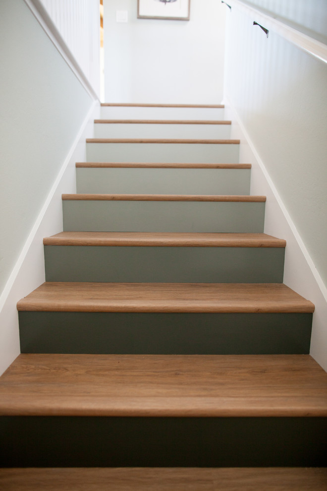 Diseño de escalera recta costera de tamaño medio con escalones de madera y contrahuellas de madera pintada