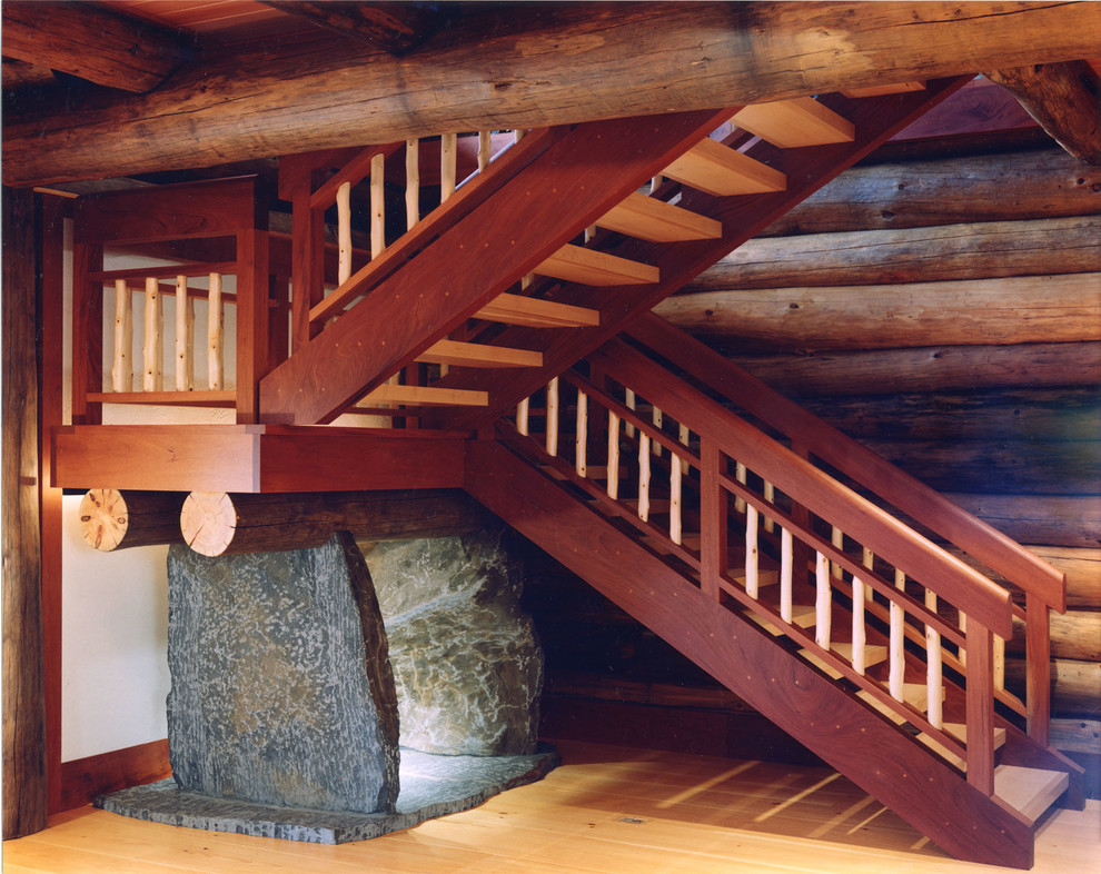 Exemple d'un grand escalier montagne en U avec des marches en bois et des contremarches en bois.