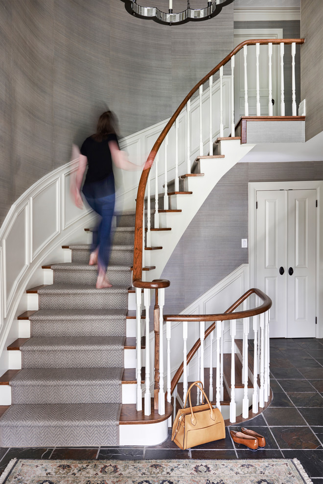 Стильный дизайн: изогнутая лестница среднего размера в классическом стиле с деревянными ступенями, крашенными деревянными подступенками и деревянными перилами - последний тренд