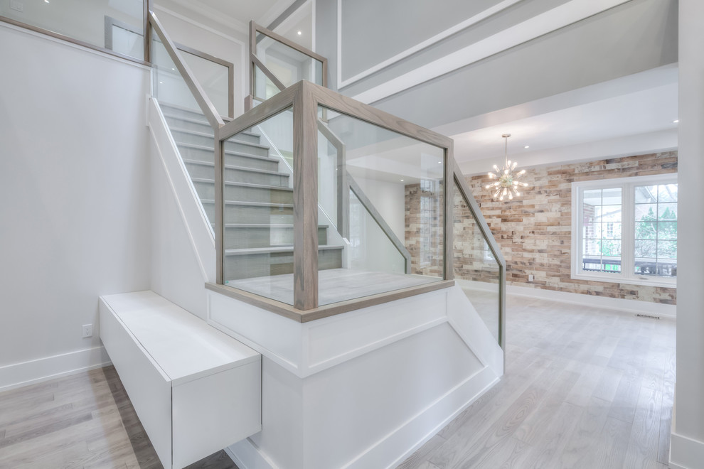 Стильный дизайн: большая угловая деревянная лестница в стиле модернизм с деревянными ступенями и перилами из смешанных материалов - последний тренд