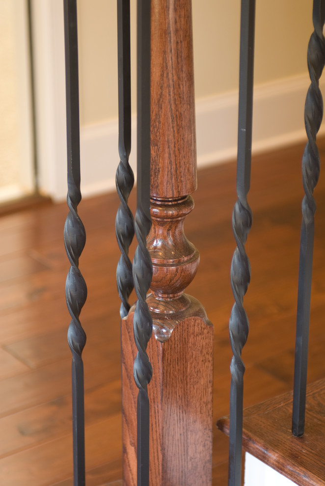 Foto di una scala a rampa dritta tradizionale di medie dimensioni con pedata in legno e alzata in legno verniciato
