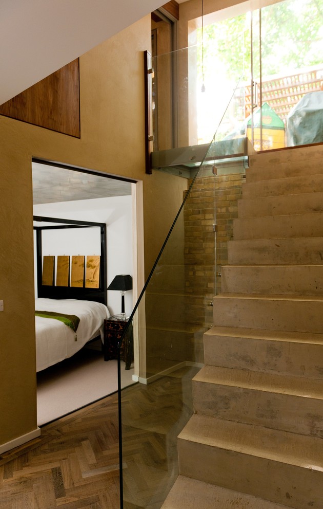 Große, Gerade Moderne Treppe mit Beton-Setzstufen in London