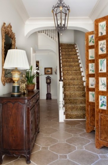 Cette photo montre un escalier droit asiatique de taille moyenne avec des marches en moquette, des contremarches en moquette et éclairage.