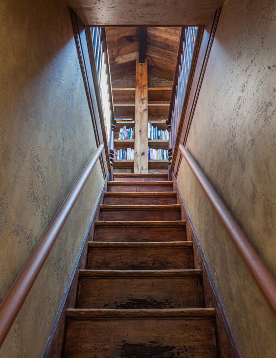Cette photo montre un petit escalier droit avec des marches en bois et des contremarches en bois.