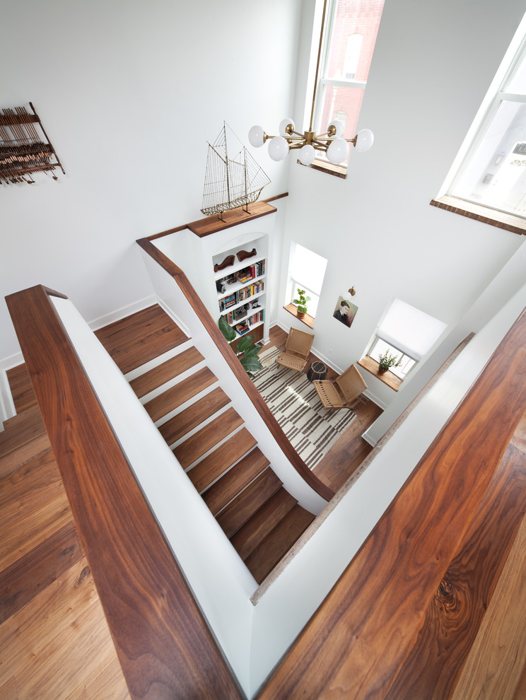Diseño de escalera en U contemporánea de tamaño medio con escalones de madera y contrahuellas de madera pintada