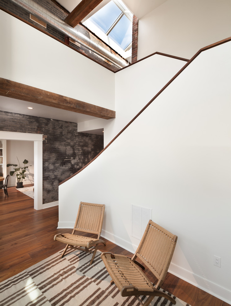 Идея дизайна: угловая лестница среднего размера в современном стиле с деревянными ступенями и крашенными деревянными подступенками