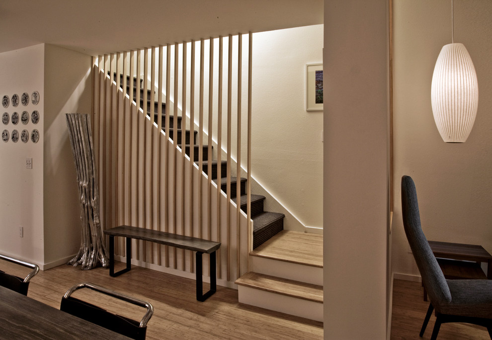 Идея дизайна: лестница в стиле кантри с деревянными ступенями