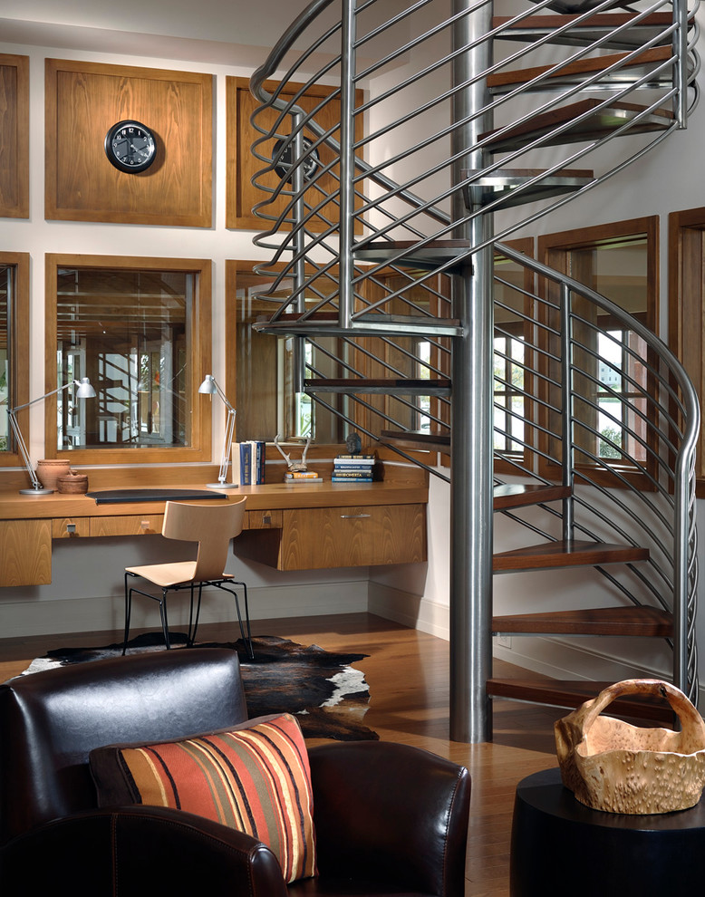 Свежая идея для дизайна: винтовая лестница в современном стиле с деревянными ступенями - отличное фото интерьера