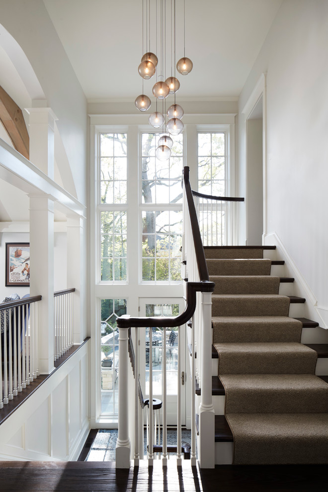 Стильный дизайн: п-образная лестница в классическом стиле с деревянными ступенями и крашенными деревянными подступенками - последний тренд