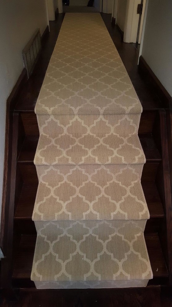 デンバーにある高級な中くらいなトラディショナルスタイルのおしゃれなかね折れ階段 (木の蹴込み板、木材の手すり) の写真