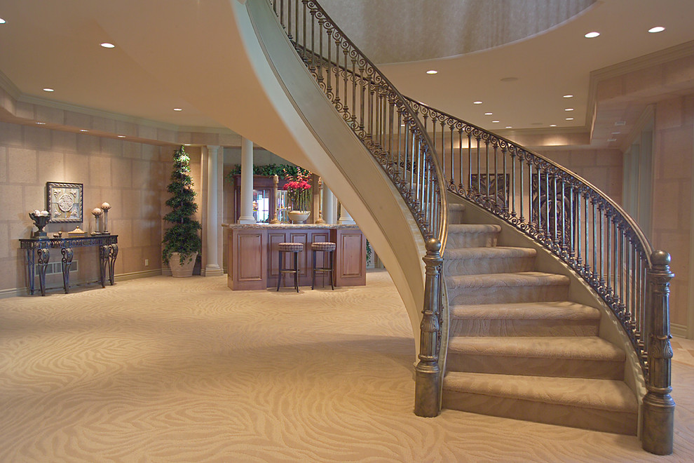 Cette photo montre un très grand escalier courbe chic avec des marches en moquette et des contremarches en moquette.