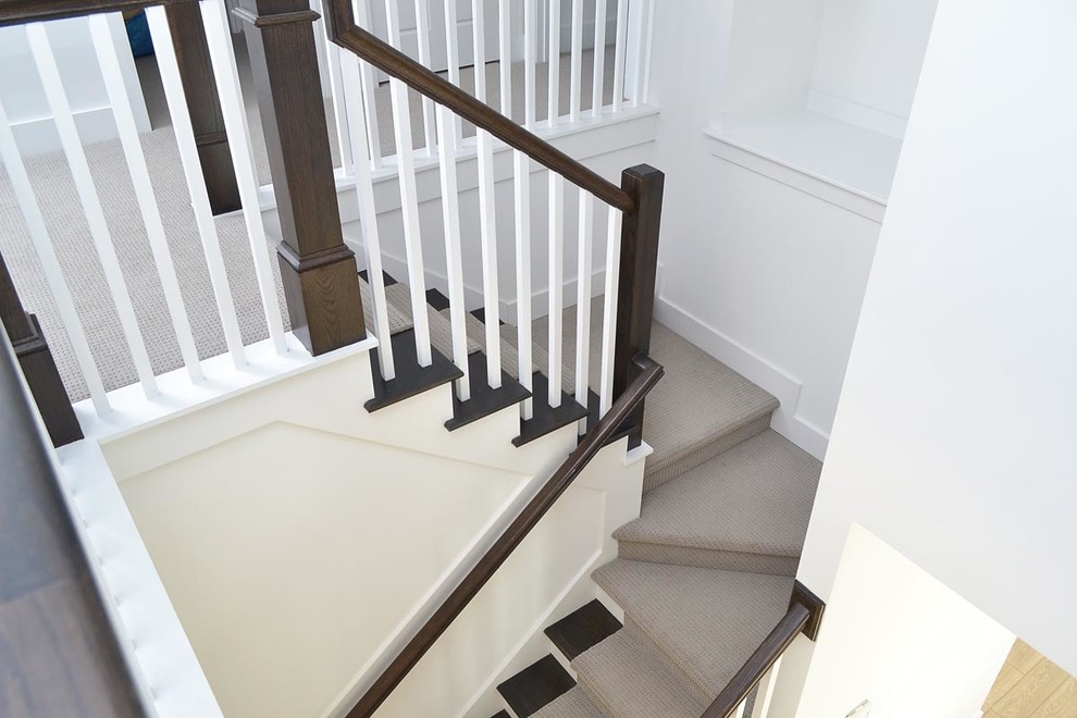 Mittelgroße Klassische Treppe in U-Form mit Teppich-Treppenstufen und gebeizten Holz-Setzstufen in Raleigh