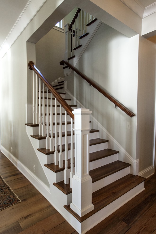 Aménagement d'un escalier peint classique en U de taille moyenne avec des marches en bois.