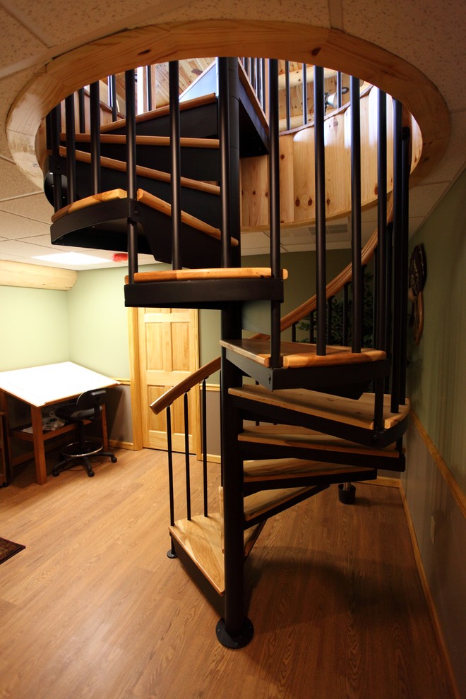 Exemple d'un petit escalier sans contremarche hélicoïdal chic avec des marches en bois.