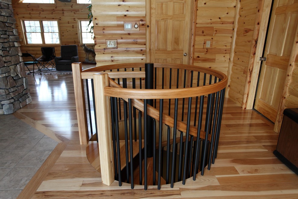 Idée de décoration pour un petit escalier hélicoïdal tradition avec des marches en bois.