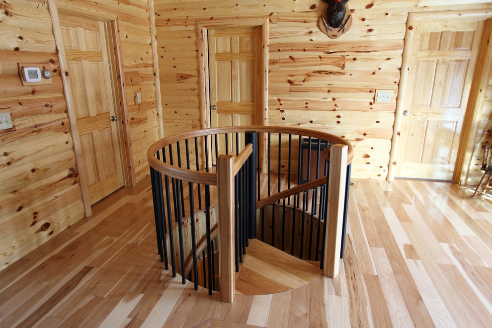 Пример оригинального дизайна: маленькая винтовая лестница в классическом стиле с деревянными ступенями для на участке и в саду