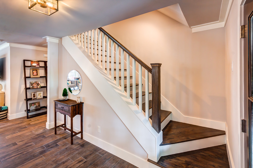 Idée de décoration pour un escalier peint tradition de taille moyenne avec des marches en bois et un garde-corps en bois.