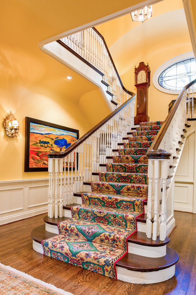 Стильный дизайн: большая деревянная лестница в классическом стиле с деревянными ступенями - последний тренд