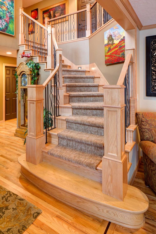 Источник вдохновения для домашнего уюта: изогнутая деревянная лестница в классическом стиле с деревянными ступенями