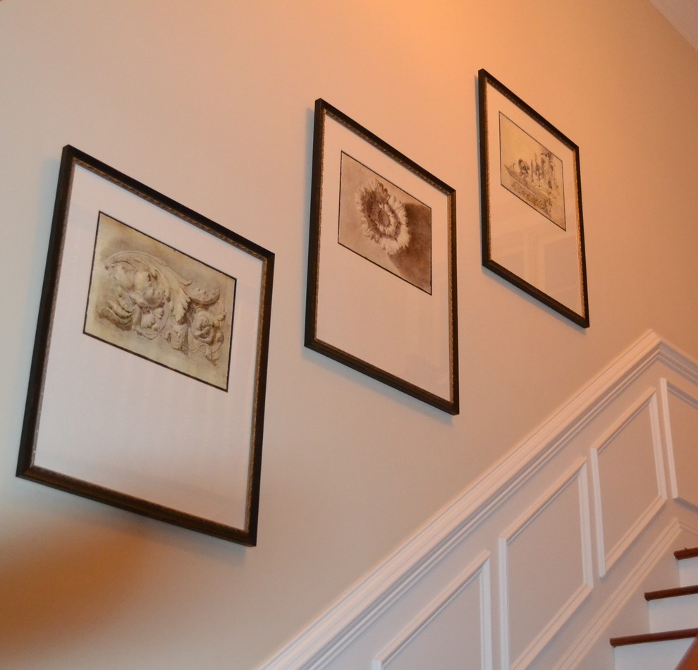 Cette photo montre un escalier peint chic en L de taille moyenne avec des marches en bois.