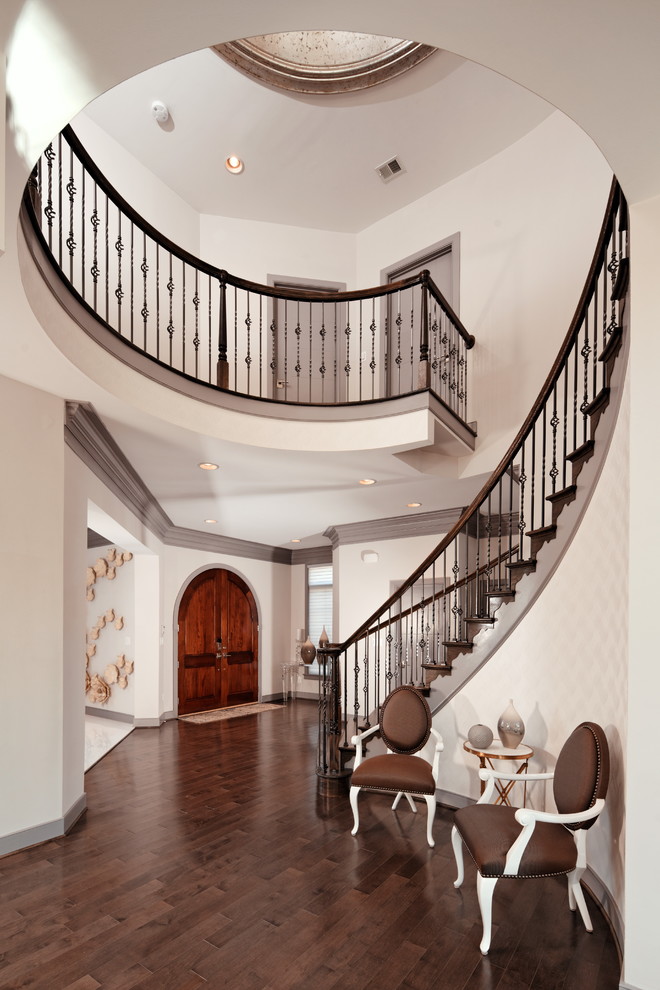 Свежая идея для дизайна: изогнутая лестница в классическом стиле с перилами из смешанных материалов - отличное фото интерьера
