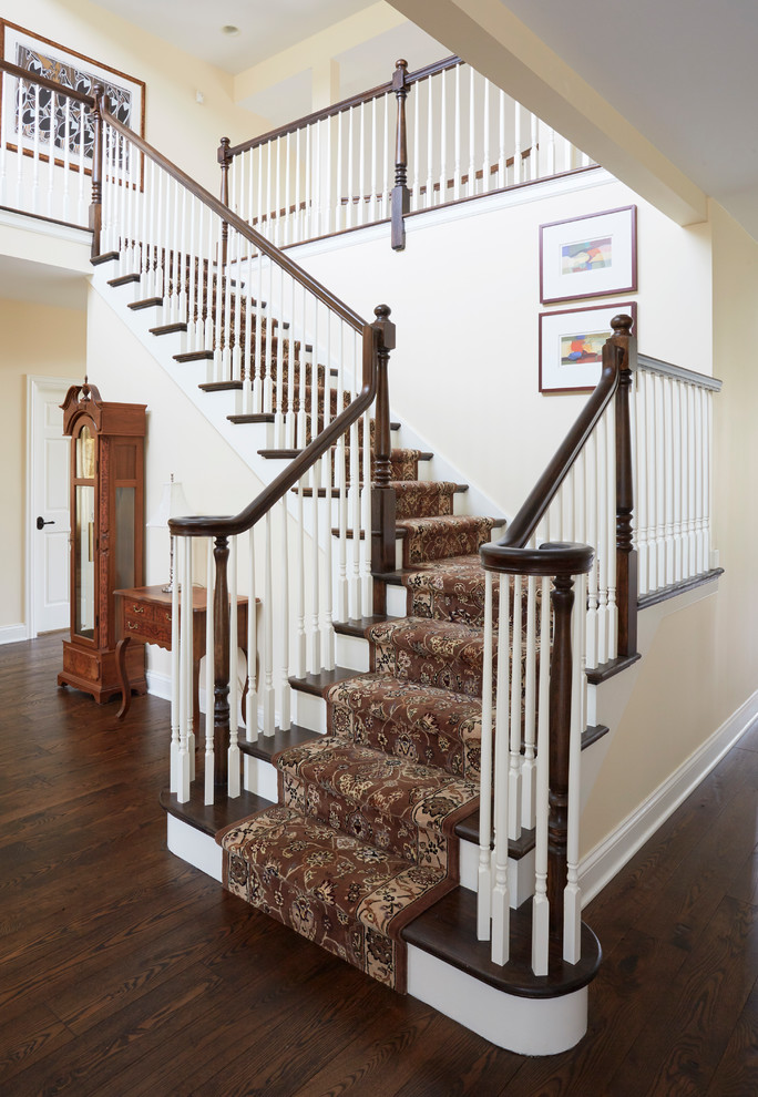 Diseño de escalera en L tradicional grande con escalones de madera, contrahuellas de madera y barandilla de madera